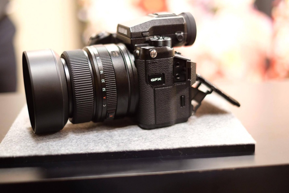 Trên tay Fujifilm GFX 50S, máy ảnh sở hữu cảm biến Medium Format đầu tiên - 6 Fujilfim trang bị cho sản phẩm này hệ ngàm G hoàn toàn mới. Ở phía trên là cổng kết nối gắn kính ngắm EVF hoặc các thiết bị khác.