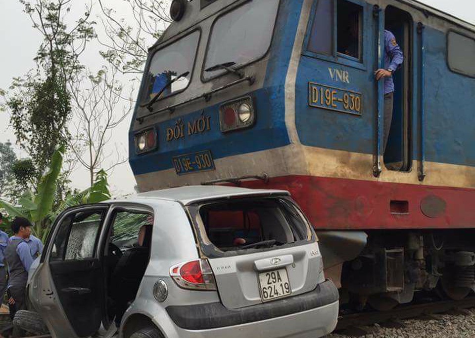 Tàu hỏa tông ô tô, 4 người thoát chết trong gang tấc - 1 Hiện trường vụ tai nạn