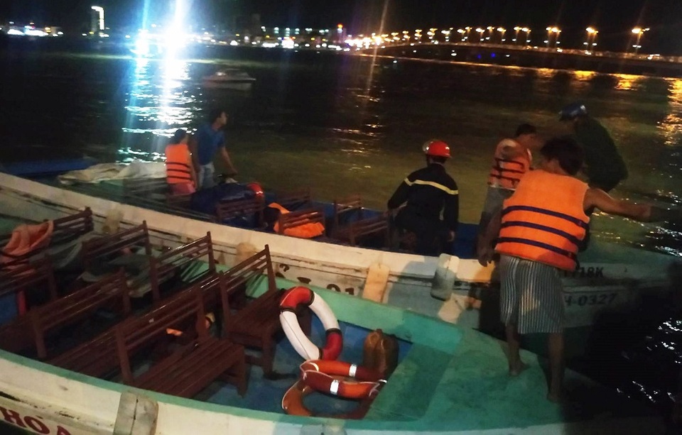 Trắng đêm khống chế đám cháy cực lớn ở Nha Trang - 9 Lực lượng chức năng giúp người dân di chuyển tài sản bằng đường thủy. Vụ cháy quá lớn khiến đa phần tài sản của người dân bị thiêu rụi hoàn toàn