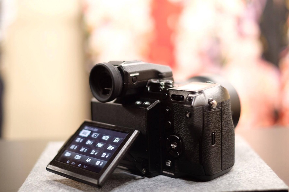 Trên tay Fujifilm GFX 50S, máy ảnh sở hữu cảm biến Medium Format đầu tiên - 5 Máy tích hợp màn hình LCD có cơ chế xoay lật đa chiều, hai khe thẻ SD tương thích các loại thẻ SDHC, SDXc và chuẩn UHS-II, có khả năng sắp xếp và lưu các tập tin JPG và RAW riêng biệt.