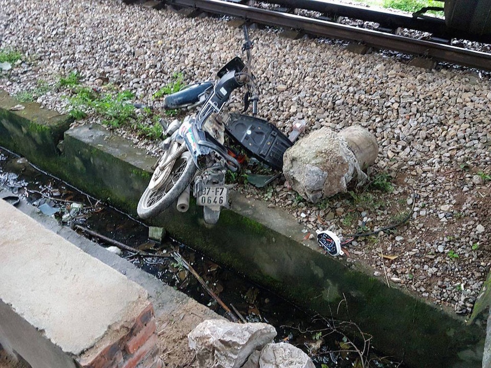 Cán chết 1 người đi bộ, xe tải tiếp tục đâm sập 2 nhà dân - 5 Chiếc xe máy hư hỏng nặng sau khi bị tàu kéo dài hơn 10m.