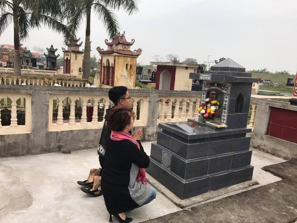 Phút giao thừa lặng lẽ của mẹ con nghệ sĩ hài Trà My - 1 Mẹ con nghệ sĩ hài Trà My thường về Thái Bình thắp hương mời chồng/ba về đón Tết vào những ngày cận tết.