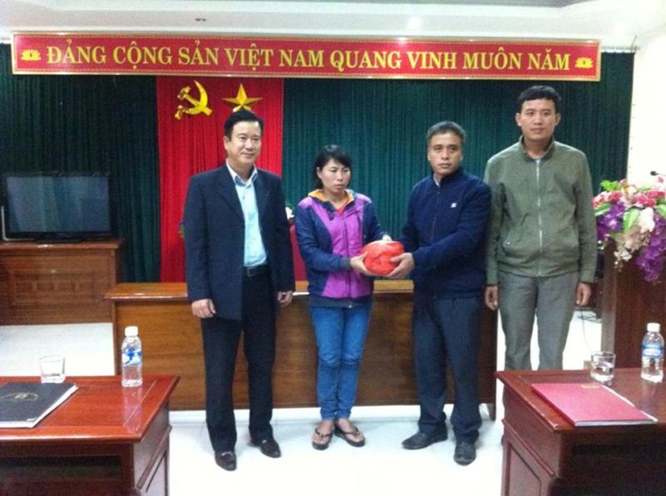Công khai xin lỗi, hỗ trợ tiền cho cháu bé 5 tuổi bị cột viễn thông đè nát chân! - 3
Đại diện Trung tâm Viễn thông huyện Lộc Hà đã công khai xin lỗi và hỗ trợ 450 triệu đồng cho cháu Sang.