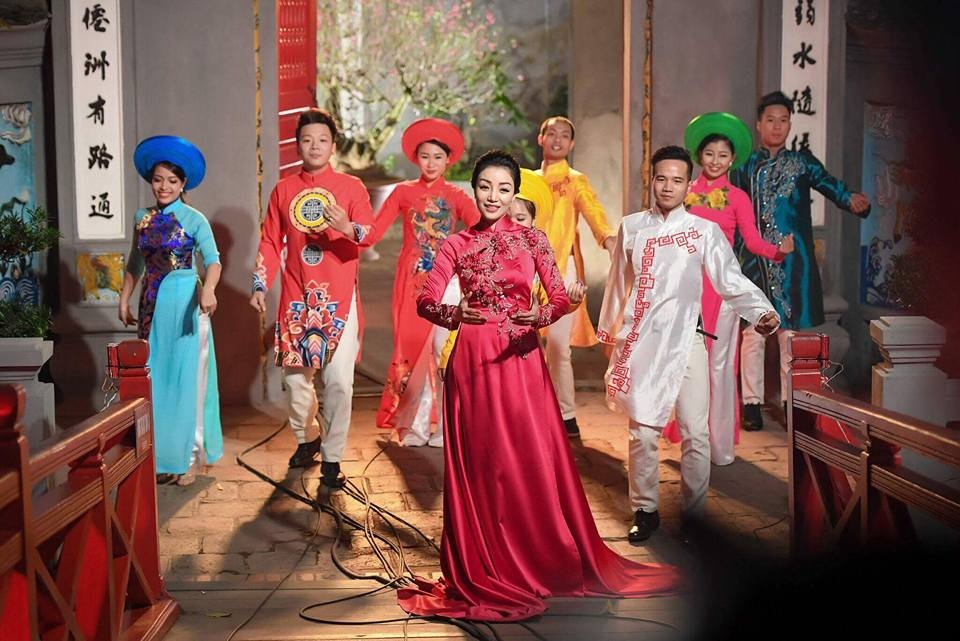 Phạm Thu Hà duyên dáng trong tà áo dài cách tân của NTK Lê Hoàng Hải - 1 Ca sĩ Phạm Thu Hà lộng lẫy trong trang phục thiết kế của Lê Hoàng Hải biểu diễn trên sân khấu.