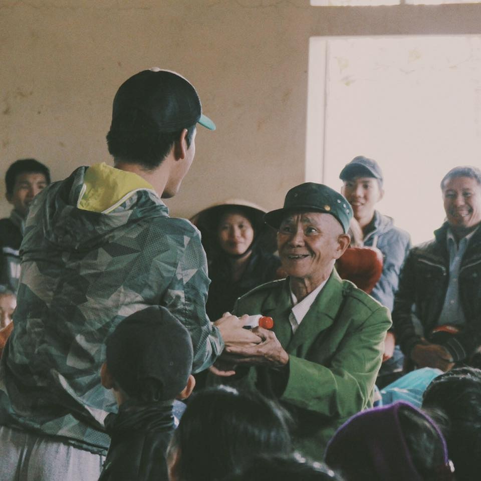 Hình ảnh nghệ sĩ Việt trong những chuyến từ thiện cuối năm - 3 Không chỉ trao bò, nhóm từ thiện của Phan Anh còn trao qua đến người dân Bình Định - Phú Yên.