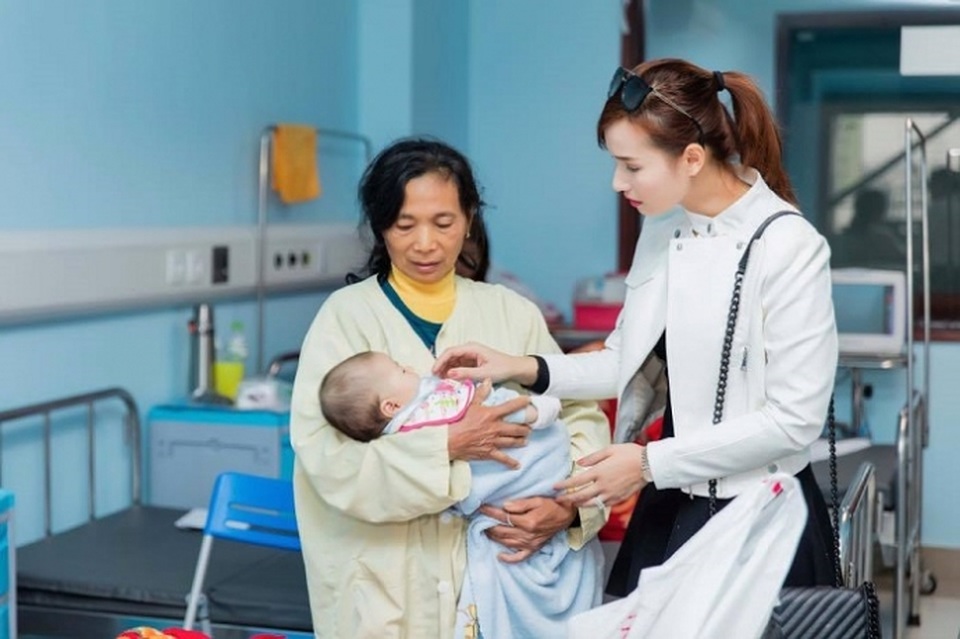 Hình ảnh nghệ sĩ Việt trong những chuyến từ thiện cuối năm - 8 Hình ảnh nghệ sĩ Việt trong những chuyến từ thiện cuối năm - 8