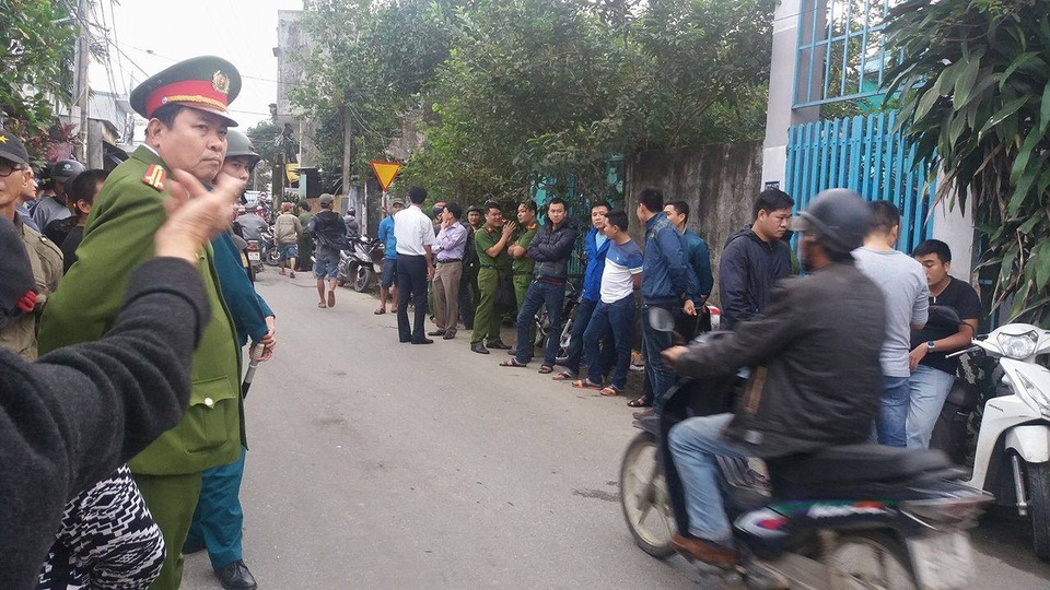 Khởi tố đối tượng đâm chết chị vợ - 2 Rất nhiều người dân hiếu kỳ tập trung bên ngoài hiện trường vụ em rể giết chị vợ