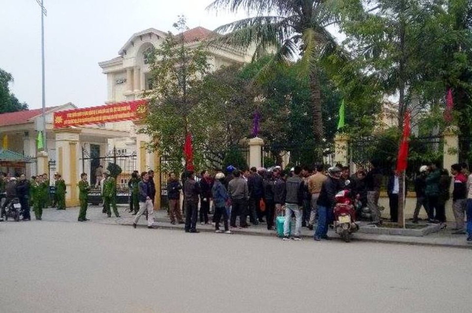 Chủ tịch tỉnh chỉ đạo công an điều tra tổ chức, cá nhân thuê đổ chất thải xuống biển - 2 Người nuôi ngao kiến nghị lãnh đạo tỉnh Thanh Hóa cần sớm làm rõ nguyên nhân ngao chết