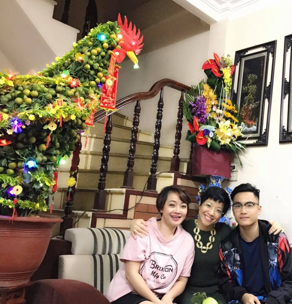Phút giao thừa lặng lẽ của mẹ con nghệ sĩ hài Trà My - 2 MC Thảo Vân đến chúc Tết mẹ con nghệ sĩ hài Trà My tại nhà riêng ở Minh Khai (Hà Nội) sáng mồng 1 Tết Đinh Dậu.