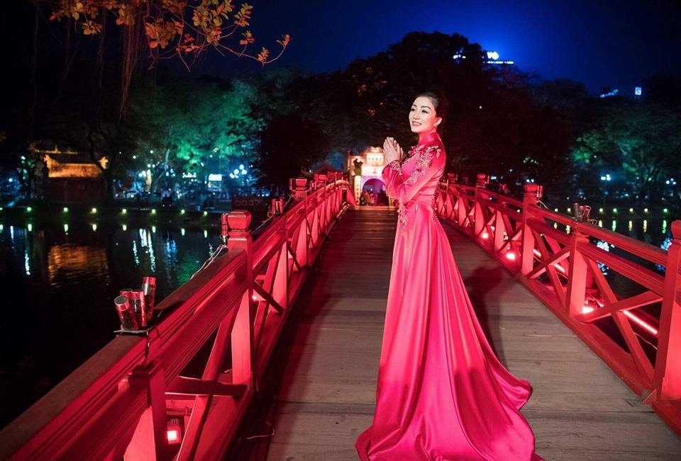 Phạm Thu Hà duyên dáng trong tà áo dài cách tân của NTK Lê Hoàng Hải - 3 Nổi bật hơn trong bộ trang phục.