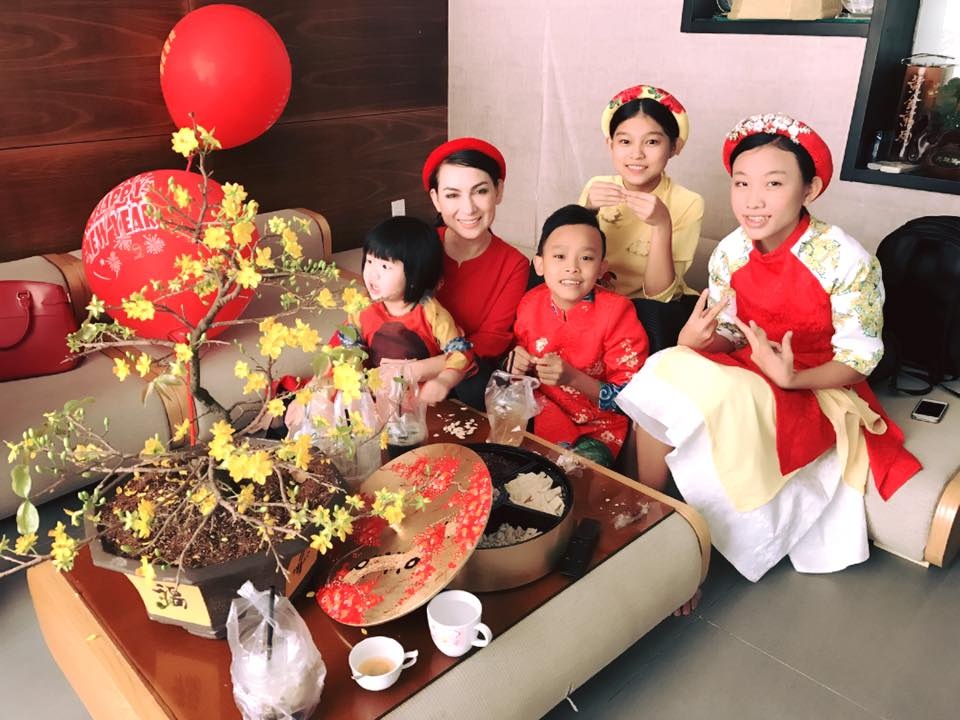 Nghệ sĩ hải ngoại kể chuyện đón Tết “Ta” ở trời “Tây” - 4 Phi Nhung đón Tết cùng các con nuôi.