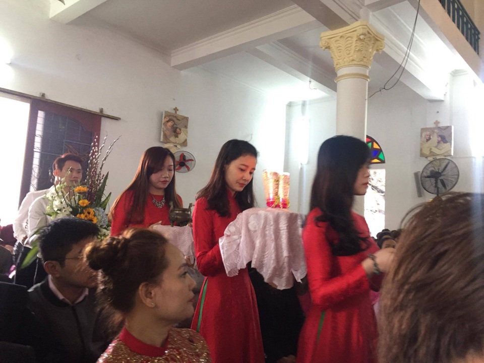 Chen nhau hái lộc Thánh đầu năm mới cầu bình an - 1 Dâng của Lễ.