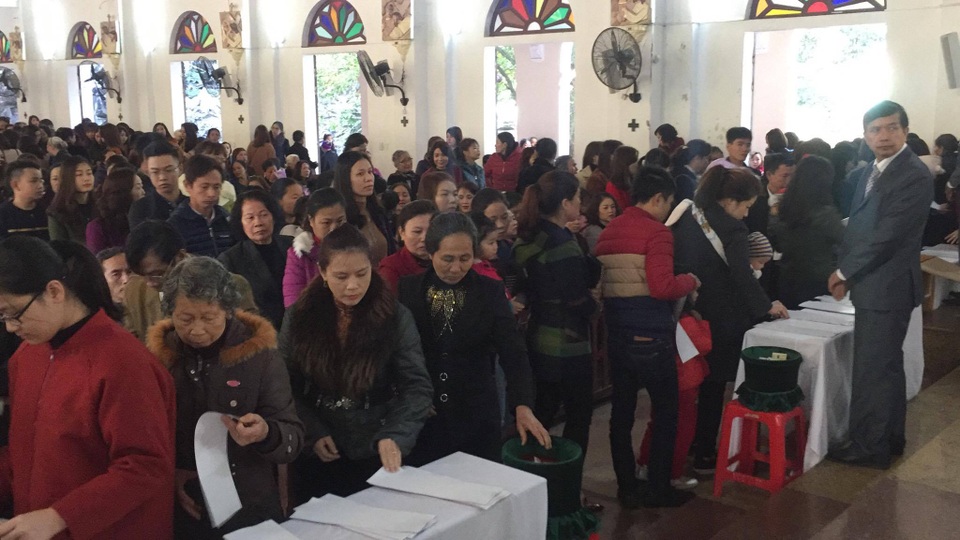 Chen nhau hái lộc Thánh đầu năm mới cầu bình an - 4 Chen nhau hái lộc Thánh đầu năm mới cầu bình an - 4
