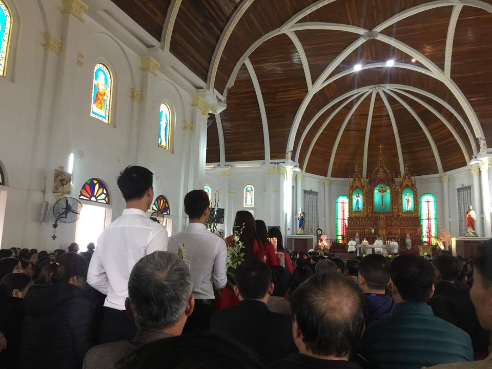 Chen nhau hái lộc Thánh đầu năm mới cầu bình an - 5 Thánh lễ cầu năm mới 2017 diễn ra trong trang nghiêm với phần dân của Lễ.