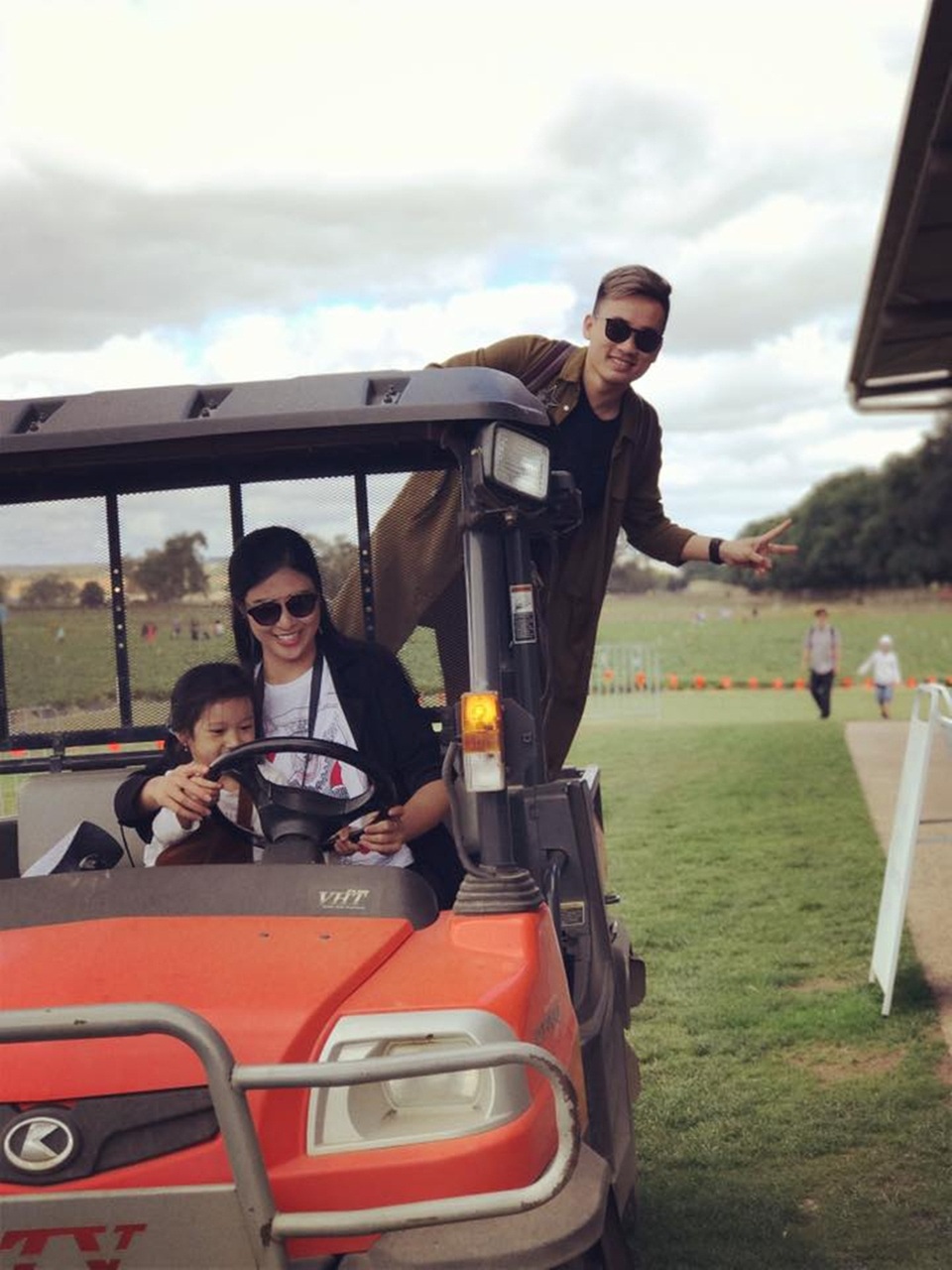 Cô thích thú lái xe trong trang trại.