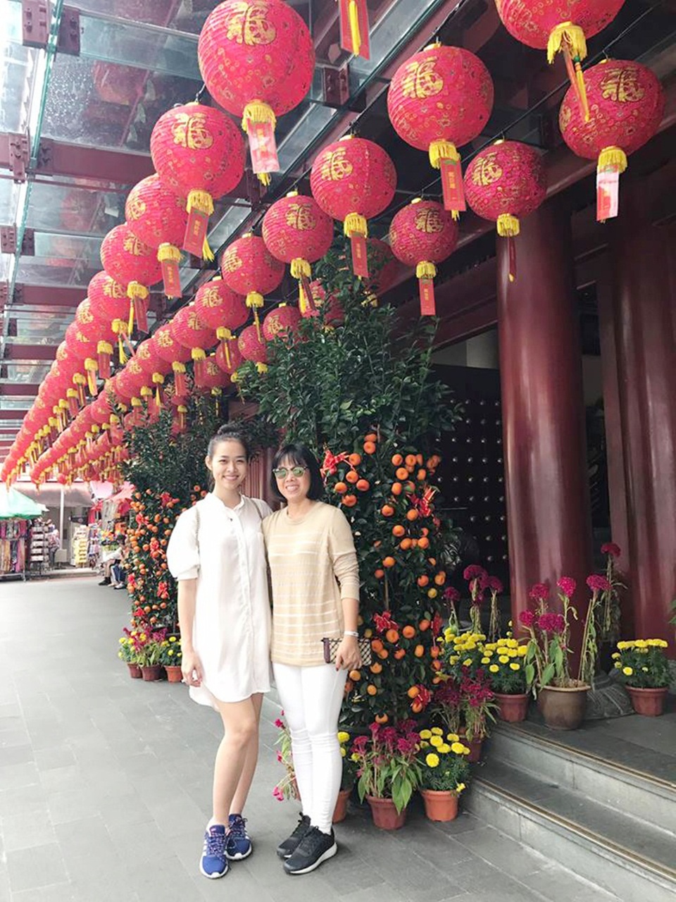 Diệp Bảo Ngọc dặn con hạn chế dùng tay trái khi đến Singapore - 7 Diệp Bảo Ngọc và mẹ.