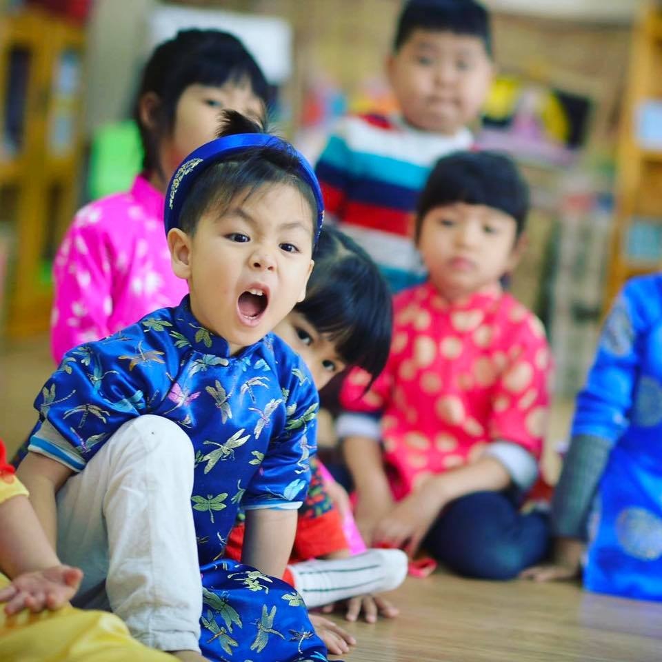 MC Phan Anh: “Tôi không thích vợ con mặc trang phục ngoại lai...” - 2 Các con và cháu của Phan Anh mặc áo dài truyền thống trong dịp Tết. Ảnh: NVCC.