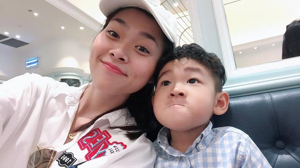 Diệp Bảo Ngọc dặn con hạn chế dùng tay trái khi đến Singapore - 12 Bé Kid hứng thú làm mặt xấu bên mẹ.