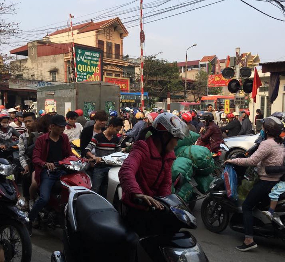 Tàu hỏa tông ô tô 16 chỗ, 1 người tử vong, nhiều người bị thương - 2
Giao thông đoạn gần hiện trường vụ tai nạn ách tắc cục bộ