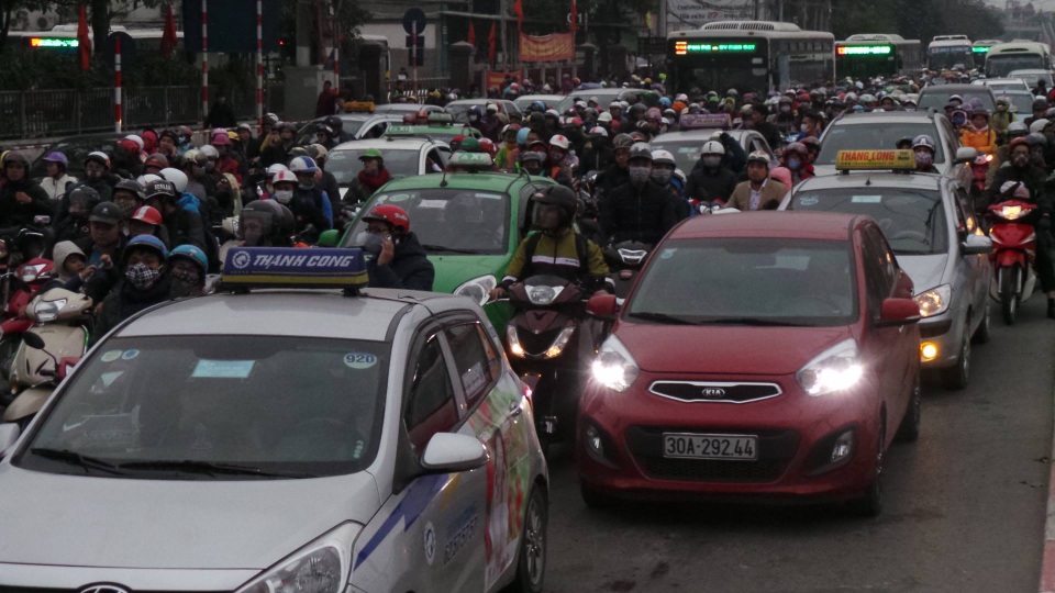 Cửa ngõ Hà Nội ken đặc người đổ về Thủ đô sau kỳ nghỉ Tết - 9
Nút Giải Phóng - Pháp Vân, trước cổng BX Nước Ngầm ken đặc người và phương tiện.