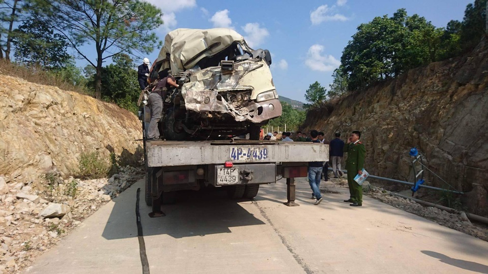 Xe chở khách đi lễ lao vào vách núi, 2 người chết, 27 người bị thương - 3 Chiếc xe khách sau cú tông vào vách núi đã biến dạng hoàn toàn (ảnh CTV)
