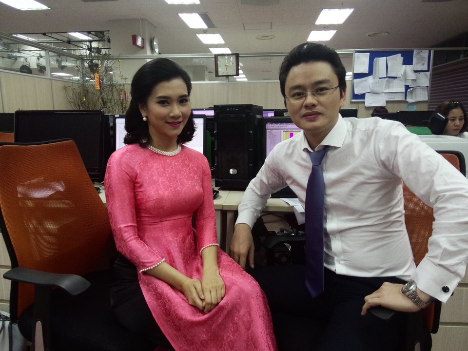 Bản tin Thời sự 19h có nữ Biên tập viên mới - 1 BTV Hữu Bằng và Khánh Trang trước khi vào dẫn bản tin Thời sự 19h. Ảnh: HB.