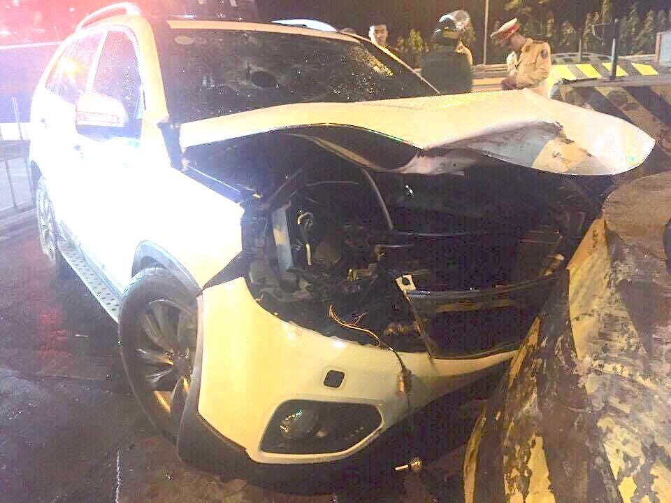 Cảnh sát PCCC phá cửa xe ô tô cứu 5 người bị mắc kẹt - 4
Chiếc xe hư hỏng nặng sau cú đâm.