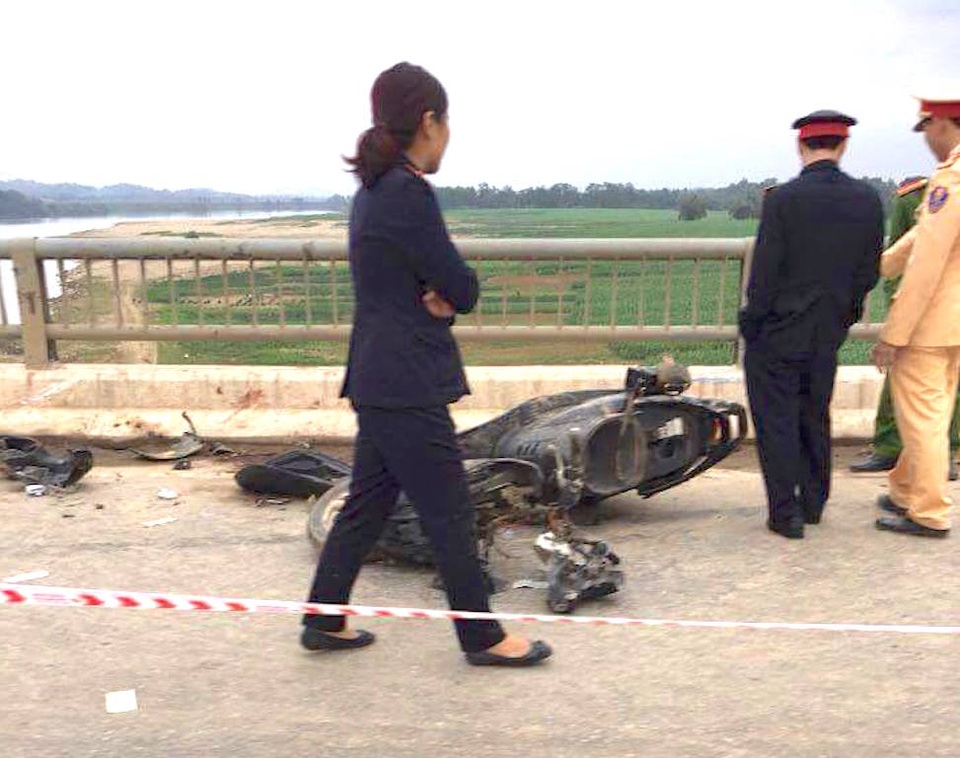 Vụ 3 người rơi khỏi cầu cao 15m: Người chồng đã qua cơn nguy kịch - 3 Hiện trường vụ tai nạn xảy ra trên cầu Rộ.