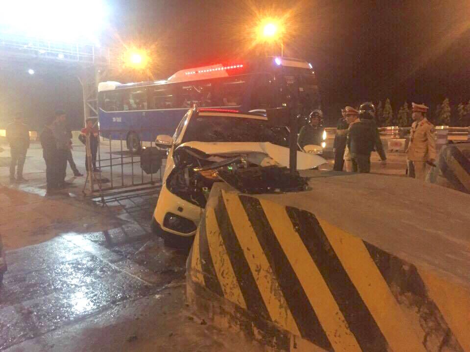 Cảnh sát PCCC phá cửa xe ô tô cứu 5 người bị mắc kẹt - 1 Đầu xe đâm thẳng vào mố dẫn vào Trạm thu phí Hoàng Mai khiến 5 người trên xe bị thương.