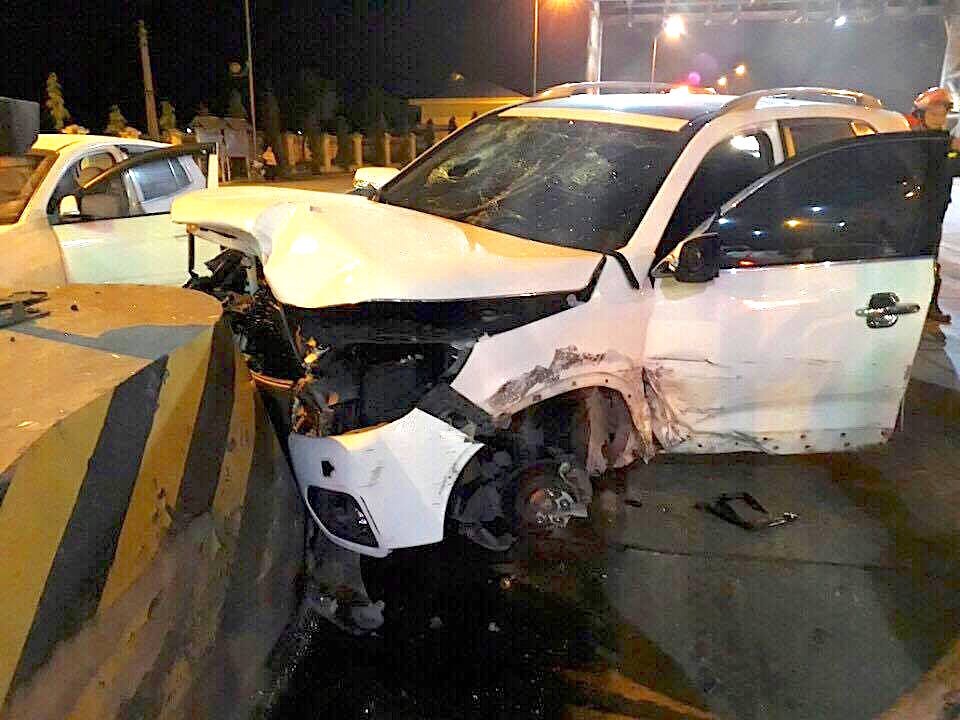 Cảnh sát PCCC phá cửa xe ô tô cứu 5 người bị mắc kẹt - 3 Cảnh sát PCCC phá cửa xe ô tô cứu 5 người bị mắc kẹt - 3