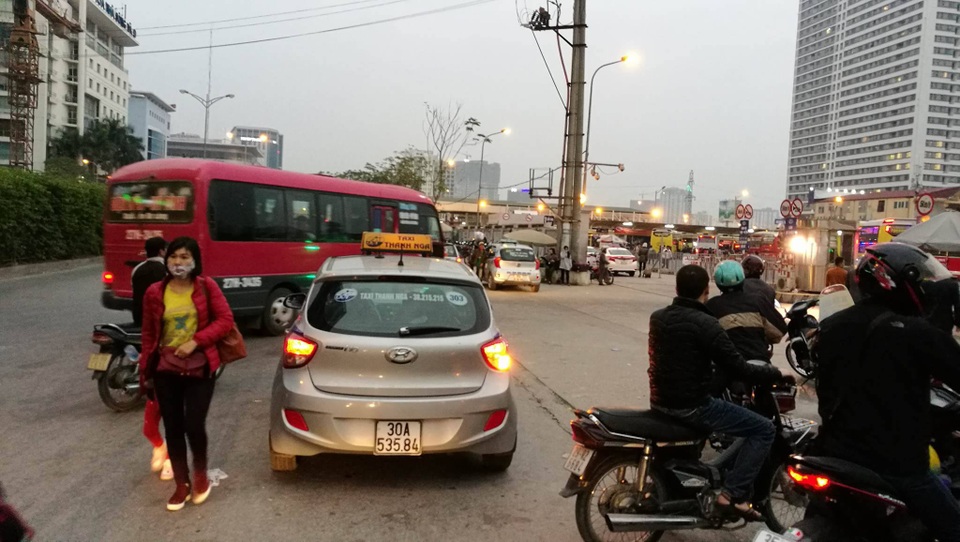 Cửa ngõ Hà Nội ken đặc người đổ về Thủ đô sau kỳ nghỉ Tết - 6
17h50, khu vực cổng vào bến xe Mỹ Đình quang đãng lạ thường.
