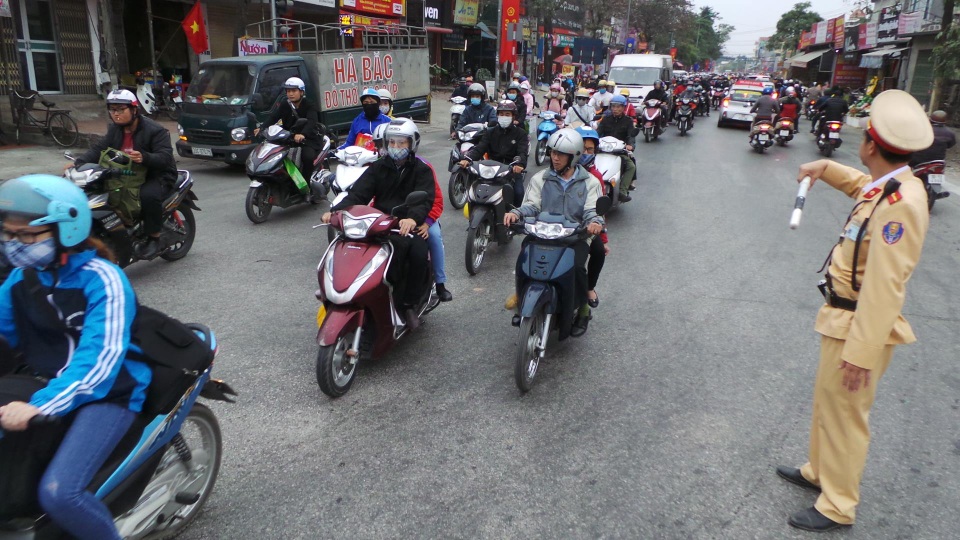 Cửa ngõ Hà Nội ken đặc người đổ về Thủ đô sau kỳ nghỉ Tết - 26 Cửa ngõ Hà Nội ken đặc người đổ về Thủ đô sau kỳ nghỉ Tết - 26