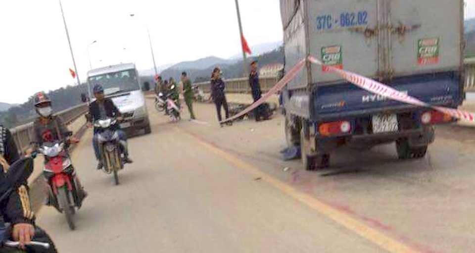 Vụ 3 người rơi khỏi cầu cao 15m: Thêm cháu bé 3 tuổi tử vong - 1
Chiếc xe tải gây tai nạn nghiêm trọng trên cầu Rộ.
