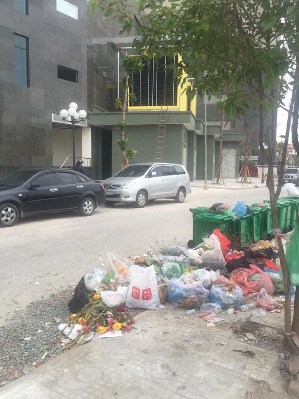 "Sốc" với văn hóa chung cư: Từ vứt rác bừa bãi đến... đại tiện ngoài hành lang - 1 Nhiều người vẫn vứt rác tràn lan dù ngay bên cạnh là xô đựng rác được bố trí khá dày đặc.