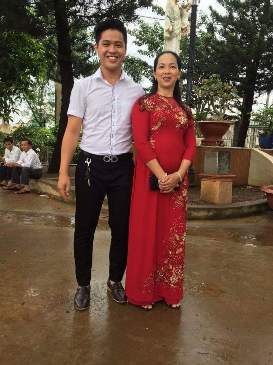 Thú vị clip “mẹ chồng dễ tính nhất vịnh Nam Bộ” - 1 Anh Chí Cảnh và mẹ - người mẹ chồng trong mơ của mọi cô gái.