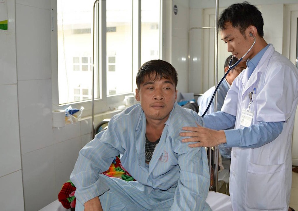 Ho dữ dội suốt 3 năm vì hóc xương gà - 1 Anh Thông sau khi được gắp lấy mẩu xương được bác sỹ chăm sóc.