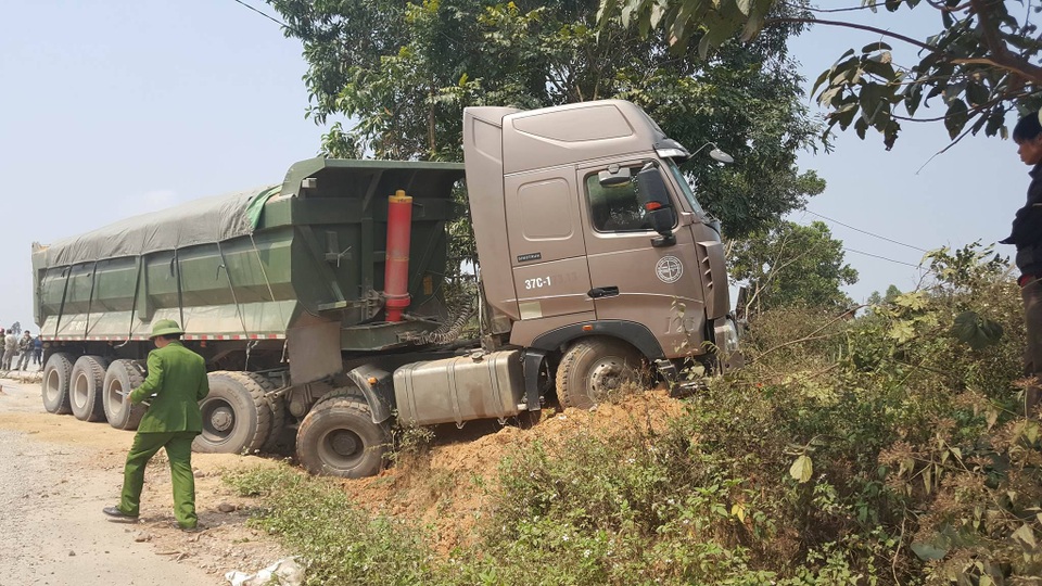 Người phụ nữ mang thai 8 tháng bị xe đầu kéo đâm tử vong - 2
Sau khi gây tai nạn, chiếc xe tiếp tục lao vào vườn nhà dân.