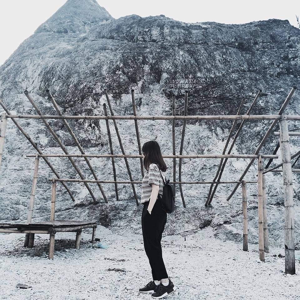 Ở độ cao hơn 1.000m so với mực nước biển, đứng trên đèo Đá Trắng có thể phóng tầm mắt ngắm toàn cảnh Mai Châu từ trên cao. Ảnh: huyenhuyenn69