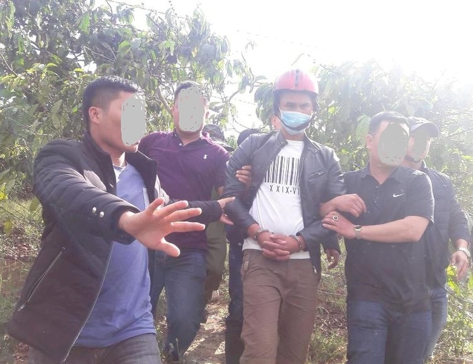 Đối tượng Nguyễn Thành Đức (đội mũ bảo hiểm) bị áp giải đến hiện trường