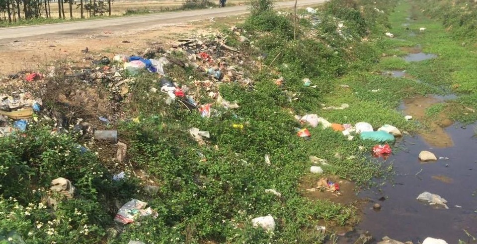Hàng trăm hộ dân kêu cứu vì khói độc từ bãi rác - 3 Rác xả ra cả đường và mương nước gây ô nhiễm
