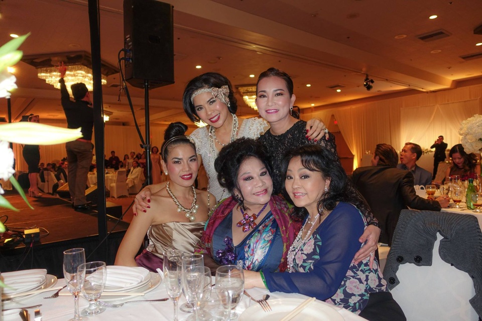 Ca sĩ Hương Lan phản ứng gay gắt trước lời giải thích của Việt Hương - 3 Ca sĩ Hương Lan cùng các vị khách đến dự tiệc cưới của Đình Bảo hôm 24/2. Ảnh: ĐB