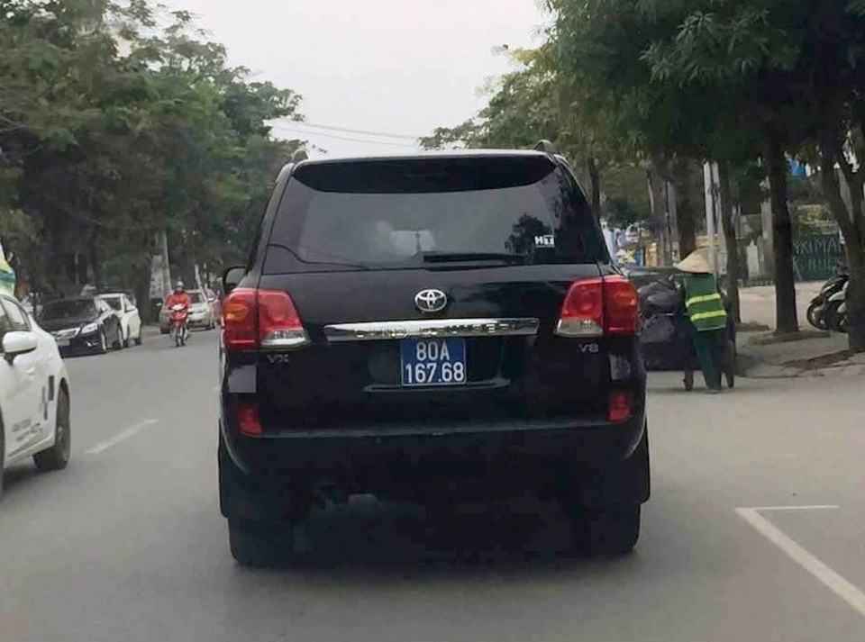 "Lộ diện" chiếc Land Cruiser thứ 2 doanh nghiệp tặng Nghệ An - 2
Chiếc xe biển xanh 80A-167.68 của UBND tỉnh Nghệ An được Cienco 4 tặng.