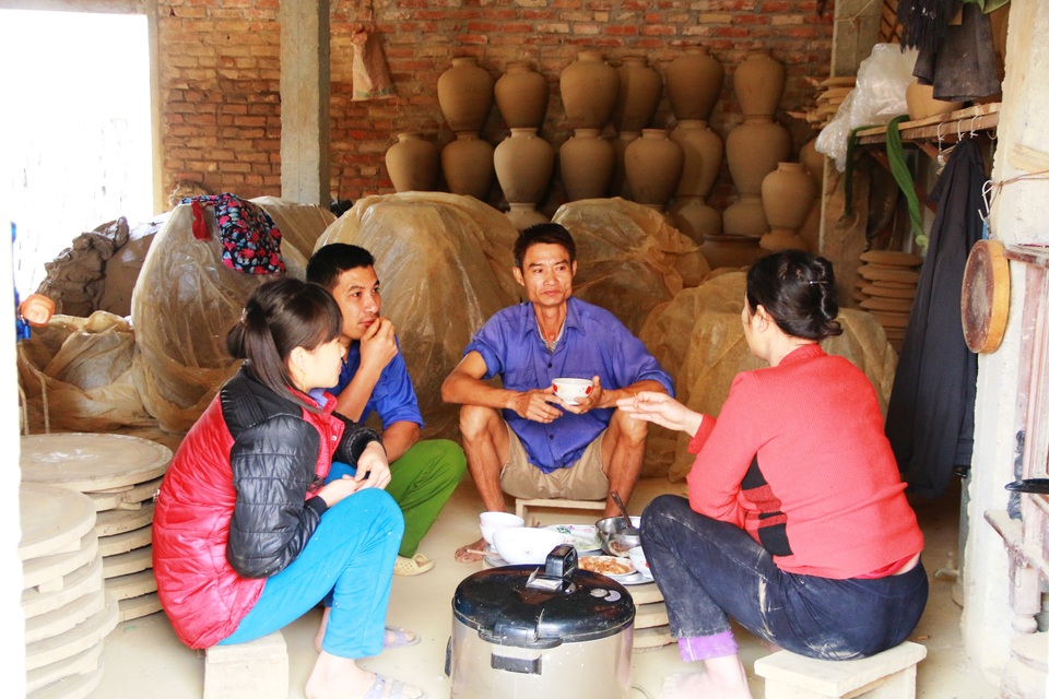 Ninh Bình: Làng gốm đỏ lửa phục vụ Tết Nguyên Đán Đinh Dậu - 16
Cận Tết hàng khách đặt nhiều làm không xuể, để kịp tiến độ những người thợ gốm phải tranh thủ ăn cơm ngay tại cơ sở sản xuất. Họ không có thời gian nghỉ trưa, ăn cơm xong uống chén nước là bắt tay ngay vào làm việc buổi chiều.