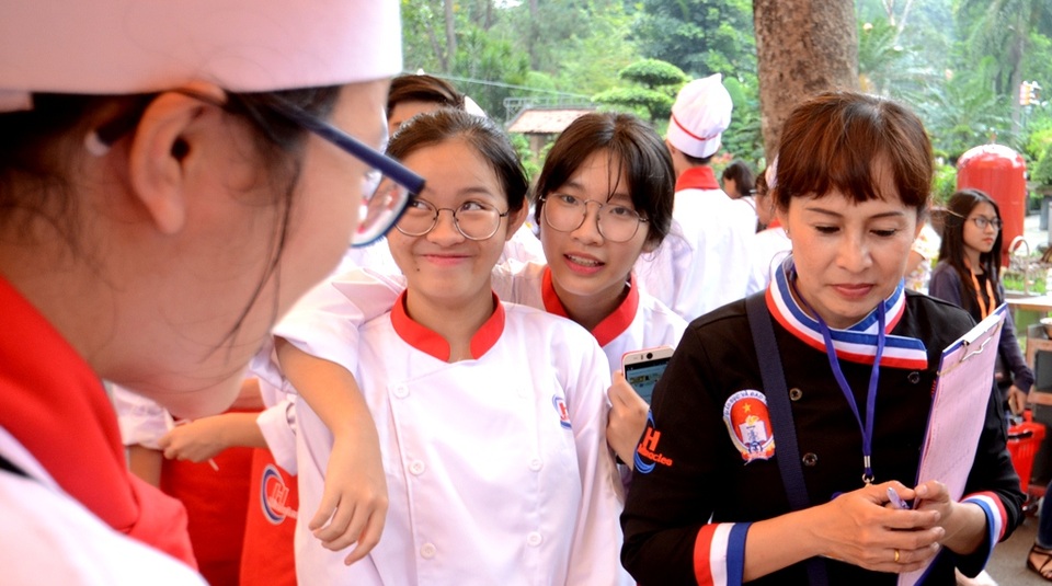 Không giấu được nét hồn nhiên khi theo dõi đội trưởng thuyết trình.