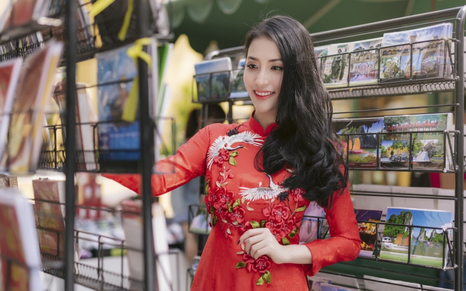 Tình cũ Trấn Thành xuống phố cùng Mai Thu Huyền - 3 Cô nàng đã có mặt tại đường sách thành phố trong gian hàng thiệp xuân để chọn thiệp gửi tặng mừng năm mới đến bạn bè, người thân, một trong những hành động ý nghĩa chúc phúc những ngày đầu năm đang dần mai một trong thời buổi hiện đại này.