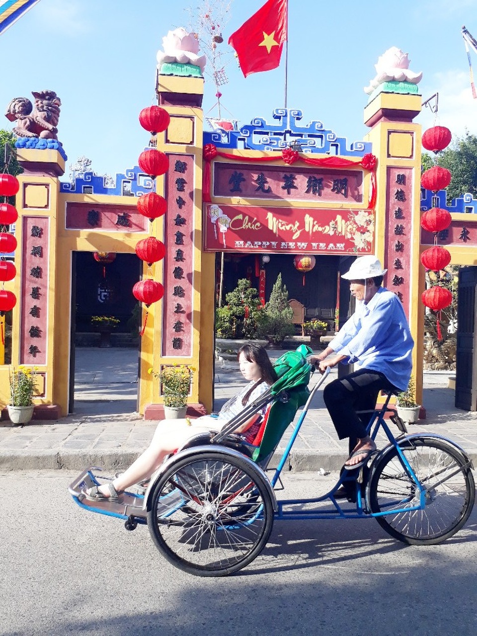 Các nơi đền, chùa… cũng được trang hoàng đèn lồng