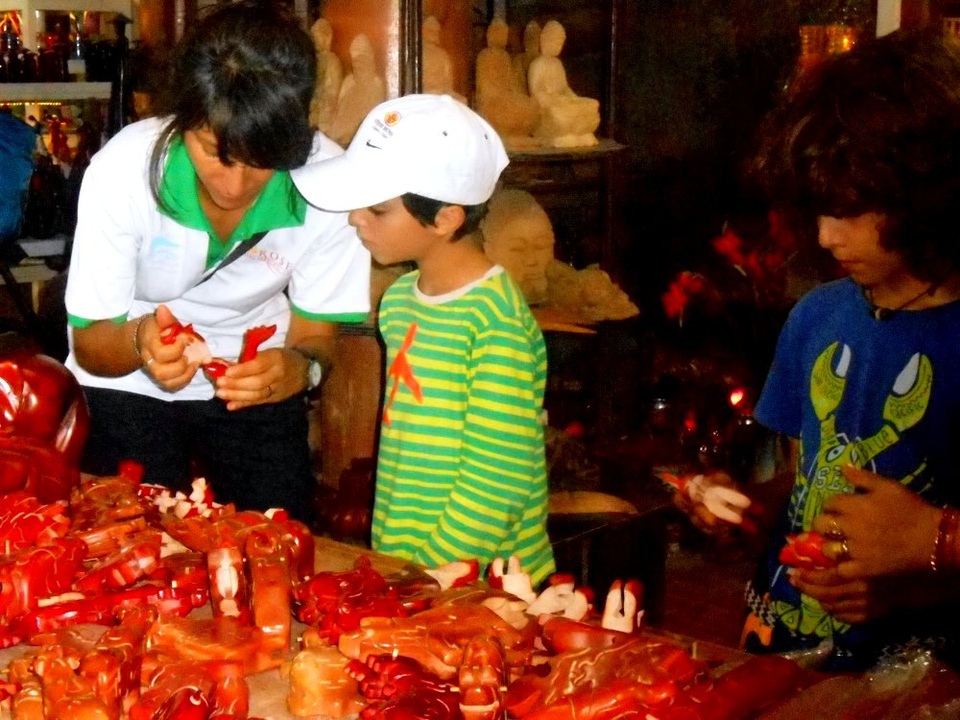 Hội An: Rộn ràng lễ giỗ Tổ nghề mộc Kim Bồng - 17 Du khách tham quan làng nghề
