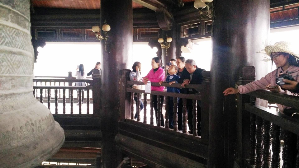 Tại tháp chông, tình trạng ném tiền lẻ diễn ra công khai.