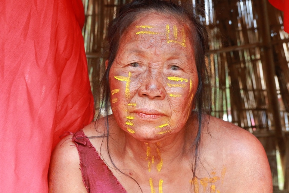 
Khuôn mặt đen sạm, nứt nẻ, đầy vết nhăn của 1 nông dân, chẳng khác gì những thổ dân thật sự.
