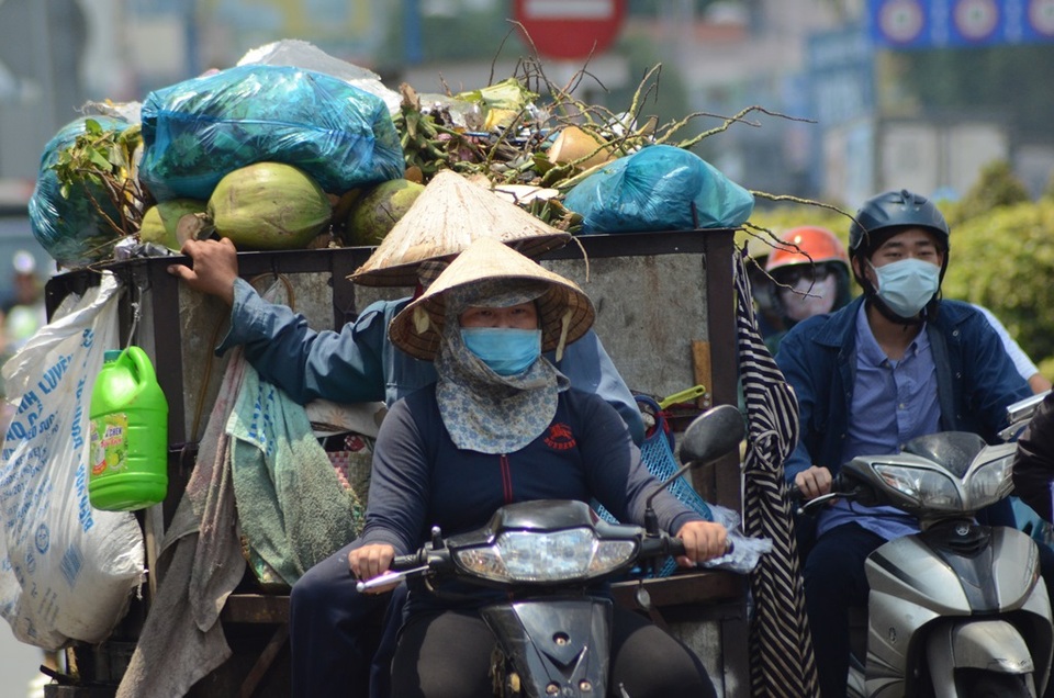 Sài Gòn nắng nóng đến nỗi… không nhận ra nhau - 11
Những người phụ nữ nhọc nhằn kéo rác dưới cái nắng hầm hập.